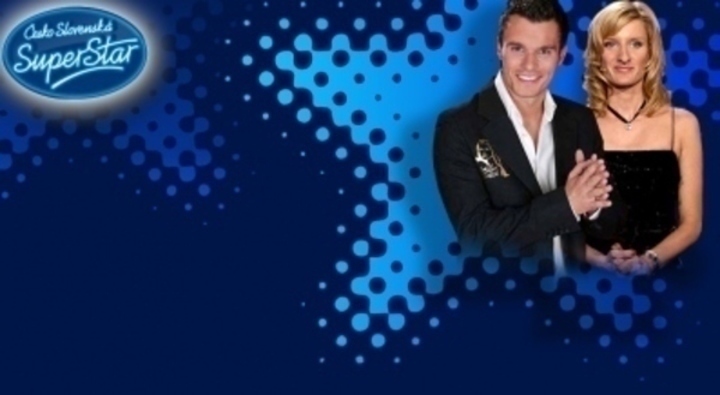 Fotografie zachycující moderátorskou dvojici Leoše Mareče a Adélu Banášovou při pořadu Československá SuperStar