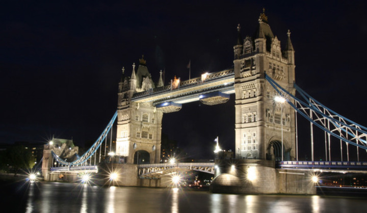 10 nejlepších míst ke strávení Silvestra Fotografie zobrazující most London Bridge v noci
