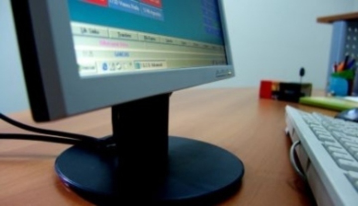 Počítačové viry - jaké jsou možnosti? Fotografie s detailem na monitor a klávesnici