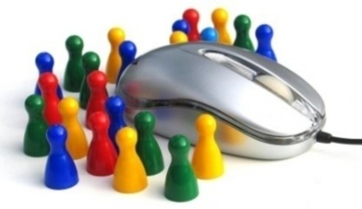 Fotografie počítačové myši s panáčky z Člověče nezlob se