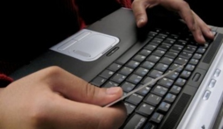 Klávesnice - typy klávesnic Detailní záběr na ruce při práci s notebookem