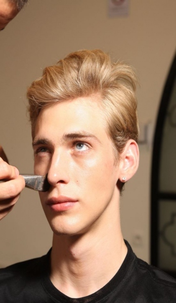 Snímek muže, který se líčí