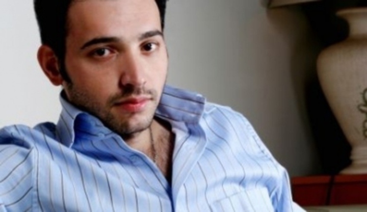 Péče o vousy není snadná. V čem se můžete zdokonalit? Fotografie muže v modré košili