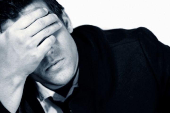 Černobílá fotografie muže, který je opřen o svou vlastní ruku