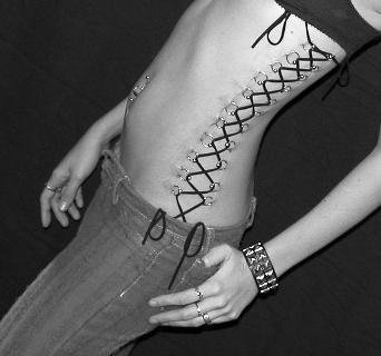 Fotografie zobrazující korzet piercing