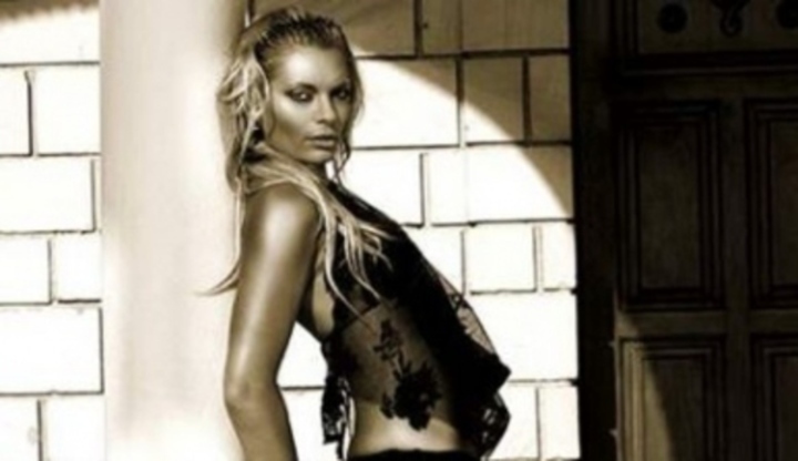 Sexy Lucie Borhyová - slavná a úspěšná ... Televizní moderátorka Lucie Borhyová při černobílém focení