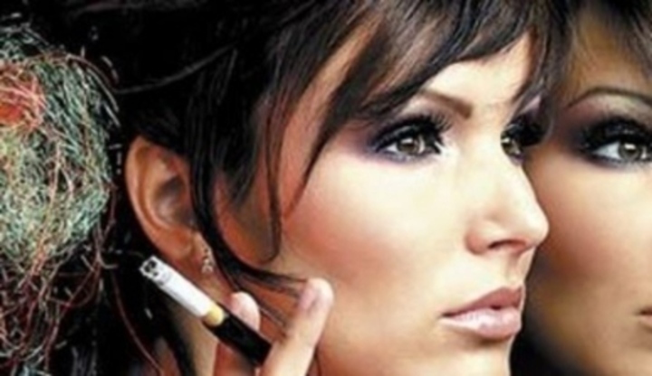 Velmi vnadná Andrea Vránová - Kloboučková... Modelka Andrea Vránová na fotografii s cigaretou