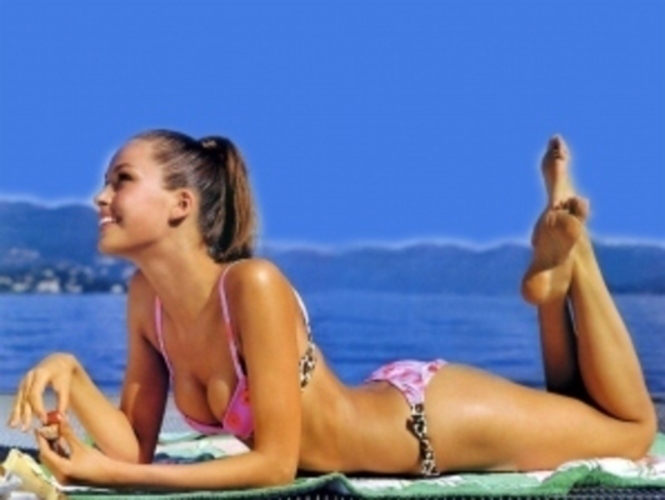 Modelka Petra Němcová opalující se v plavkách