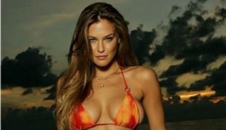Sexy Bar Refaeli je na titulce Sport Illustrated! Modelka Bar Rafaeli při focení v plavkách