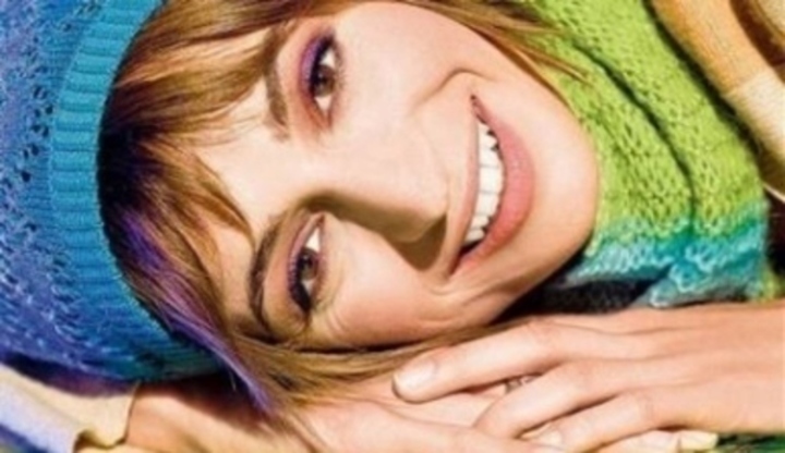 Sexy Ivana Jirešová Herečka Ivana Jirešová při focení s modrou čepicí na hlavě