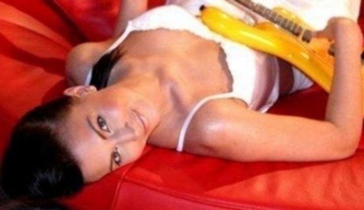 Gábina Partyšová se vrací! Česká moderátorka Gábina Partyšová při svém reklamním focení s elektrickou kytarou