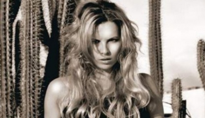 Sexy Kateřina Kristelová - fotky pro Playboy Česká moderátorka Kateřina Kristelová na černobílé fotografii