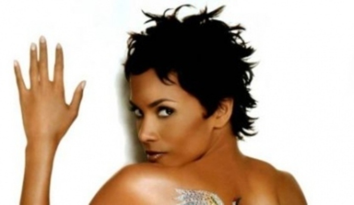 Nejslavnější Bond girl Americká herečka Halle Berry při reklamním focení