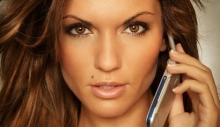 Sexy přítelkyně fotbalistů Fotgrafie modelky Oksany Andersson při telefonování