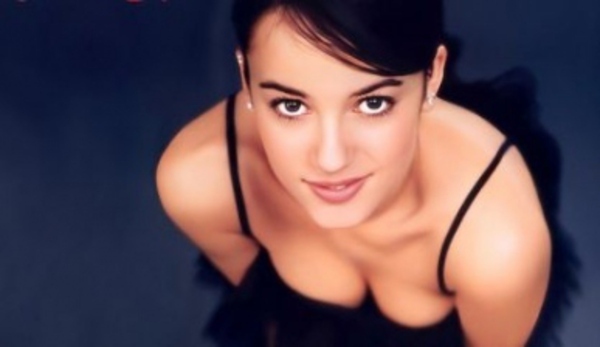 Zpěvačka Alizee na své propagační fotografii