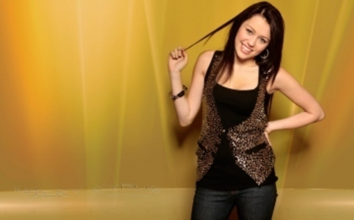 Miley Cyrus - mladá a odvážná Zpěvačka Miley Cyrus na své propagační fotografii