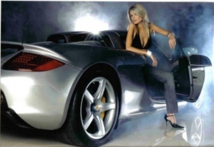 Nová Česká Miss 2009 – Iveta Lutovská Modelka Iveta Lutovská při focení v autě