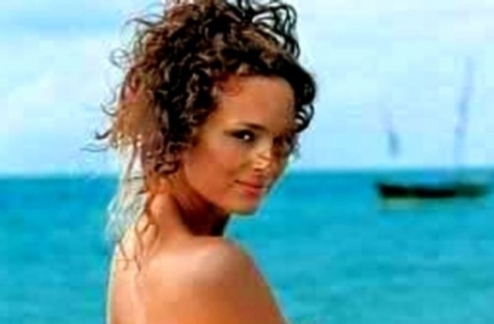 Markéta Hrubešová – sexy zrzka Česká moderátorka a herečka Markéta Hrubešová při focení u moře