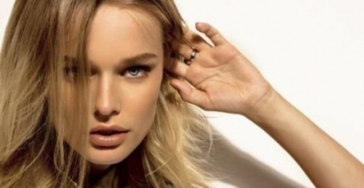 Helena Houdová - nahá bojuje za práva dětí i zvířat Česká modelka Helena Houdová při reklamním focení