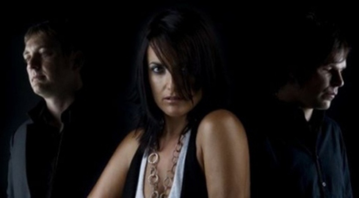 Charismatická Sian Evans Herečka Sian Evans na fotografii s mužem