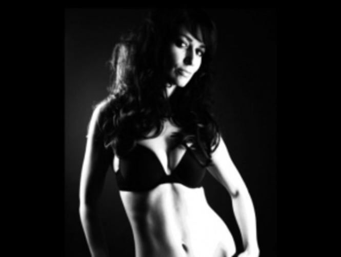 Nahá Adéla Gondíková Herečka Adéla Gondíková na černobílé fotografii ve spodním prádle