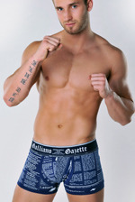 Plavky Galliano se slavným novinovým potiskem, tentokrát v barvě modré.