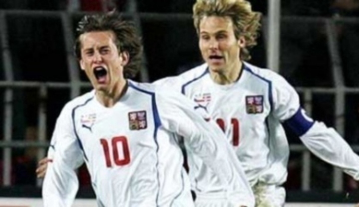 MS ve fotbale Německo 2006 - fotbal pokazilo zranění Kollera Fotbalista Tomáš Rosický s kolegou při vítězné brance