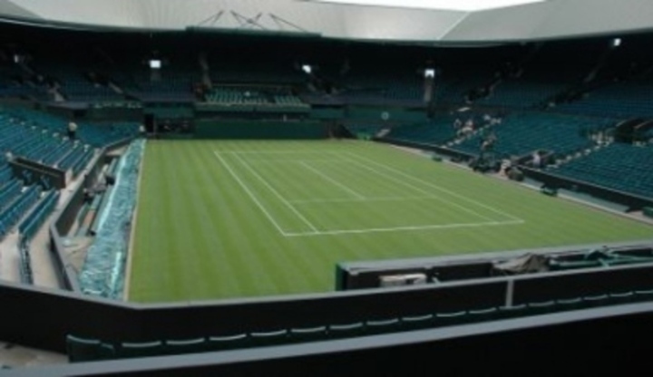 Wimbledon - tenis ve svém chrámu Fotografie travnatého tenisového kurtu ve Wimbledon