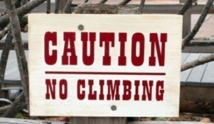 Horolezectví – stačí vám tento menší mrakodrap? Fotografie anglické informační tabule - horolezectví zakázáno