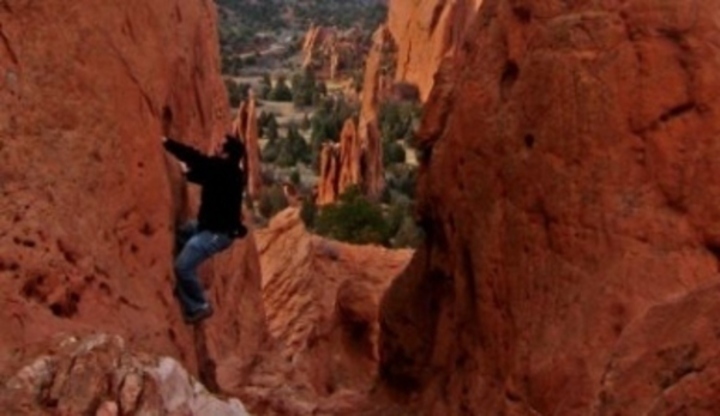 Horolezectví bez jištění – bouldering Fotografie muže, který leze po skále