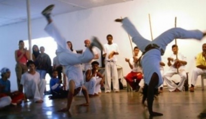 Capoeira – brazilský bojový tanec Fotografie dvou mužů, kteří tančí tanec capoeira