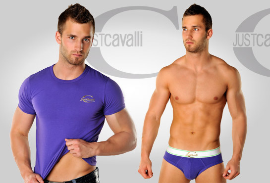 Cavalli nabízí kolekci pánských plavek i stejnobarevných triček.