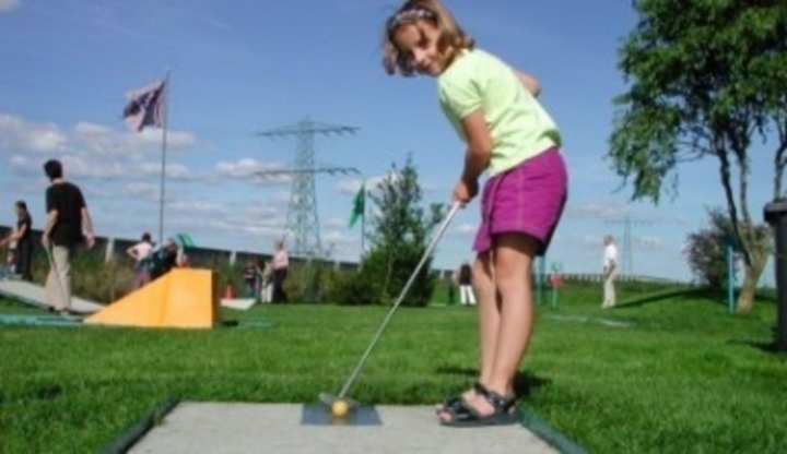 Minigolf - není malých sportů Fotografie ženy, která hraje minigolf