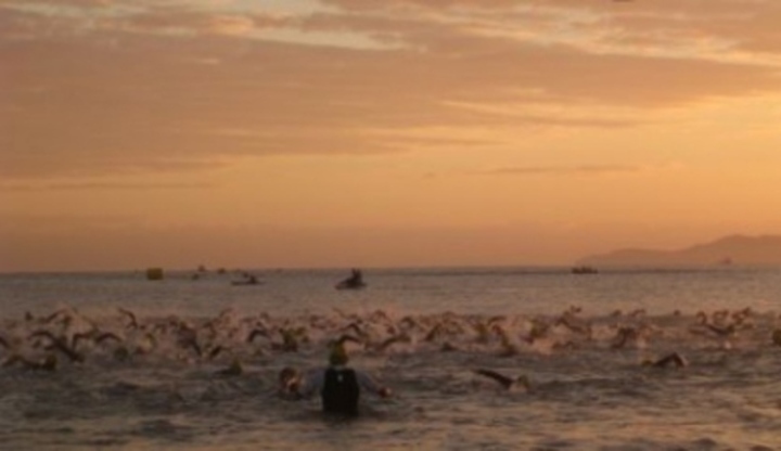 Triatlon - závod železných mužů Fotografie zachycující triatlon
