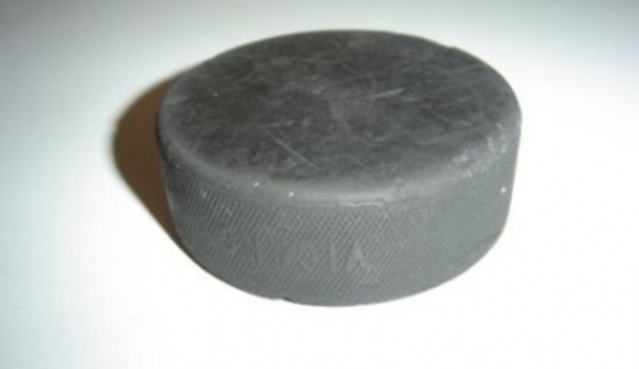 Puky přitahují hokejové čepele Detailní fotografie puku