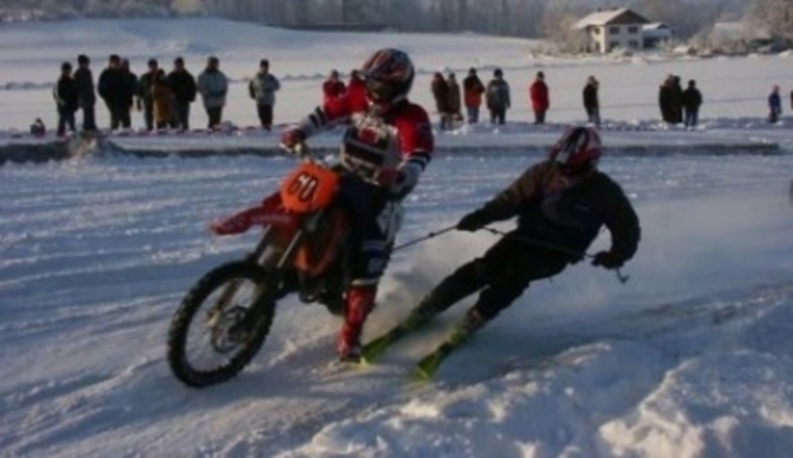 Motoskijöring - jak spojit lyže a motorky Fotografie ze závodu motoskijöring