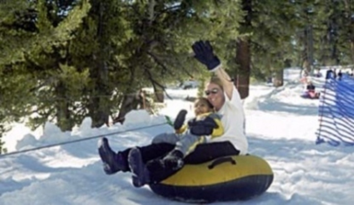 Snowtubing – jízda na duši i o duši Fotografie muže, který zkouší snowtubing