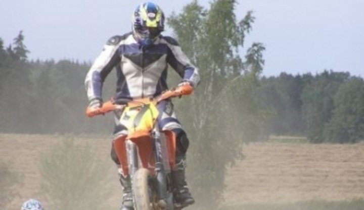 Motokros - horem pádem terénem Fotografie závodníka motokrosu