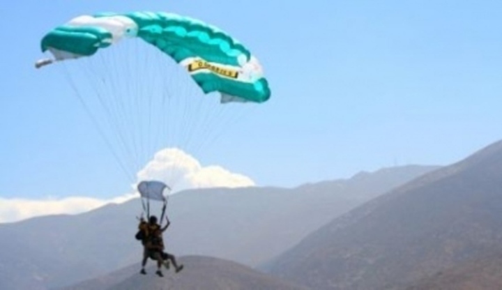 Tandemové seskoky - adrenalin v závratné výšce Fotografie zachycující tandemový seskok