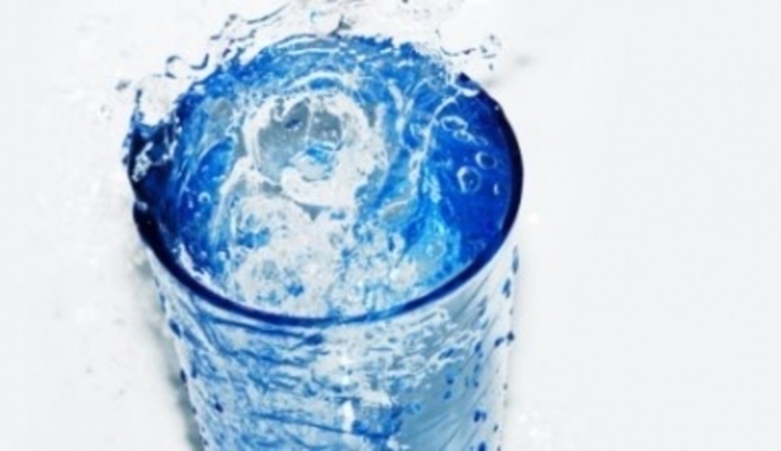 Káva, alkohol a čaj nejsou zbraně proti žízni Záběr na sklenici vody