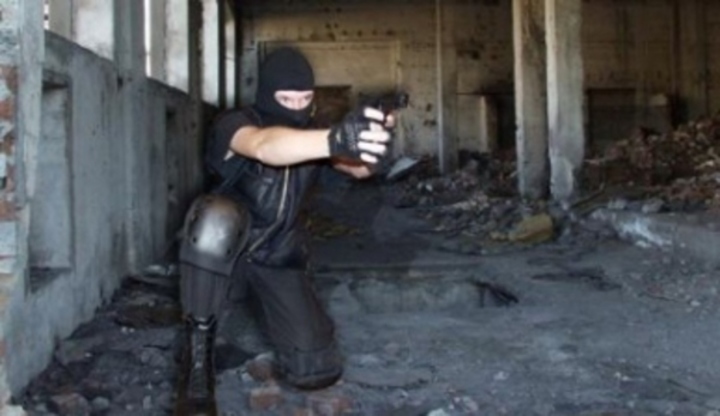 URNA – Útvar rychlého nasazení Fotografie muže se zbraní