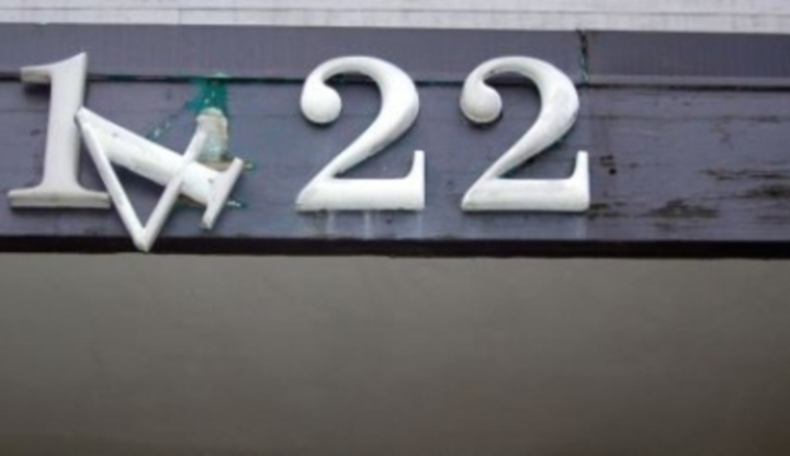 Trvalý pobyt či trvalé bydliště – jak je získat za ztížených podmínek? Fotografie zobrazující čísla domu