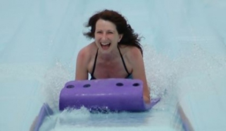 Aquaparky - zábava ve vodě Fotografie ženy v plavkách jedoucí na skluzavce