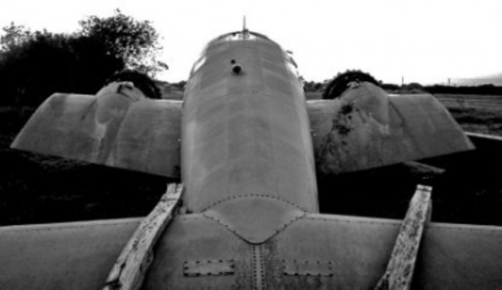 Kamikaze – energie tajfunu Černobílá fotografie zachycující vrak letadla