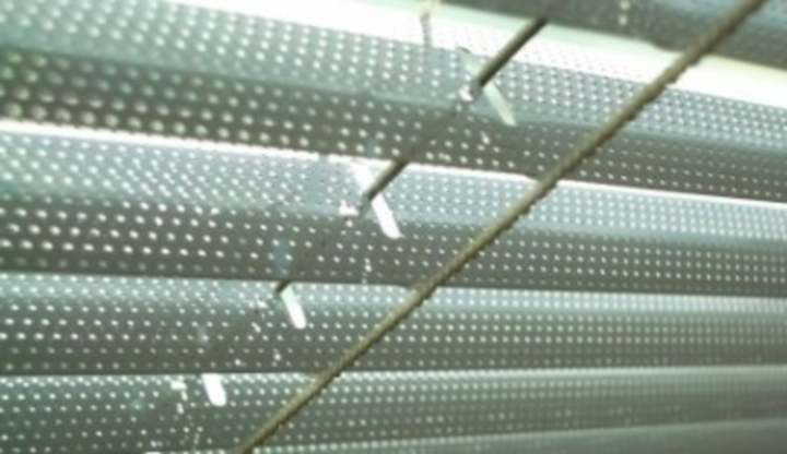 Žaluzie a rolety - proti světlu Detailní fotografie žaluzie