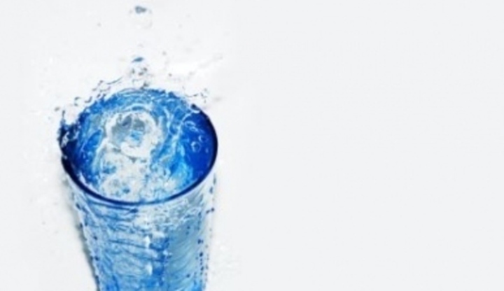 Aquamat – teplá i studená voda snadno a rychle Fotografie zachycující vodu ve sklenici