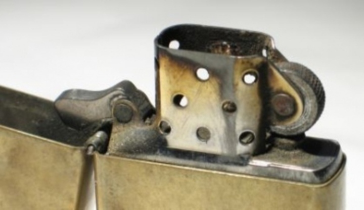 Zapalovač – máš oheň? Detailní fotografie benzinového zapalovače