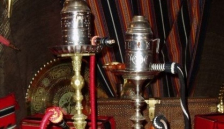 Vodní dýmka – v rytmu bublající vody Fotografie zachycující vodní dýmku