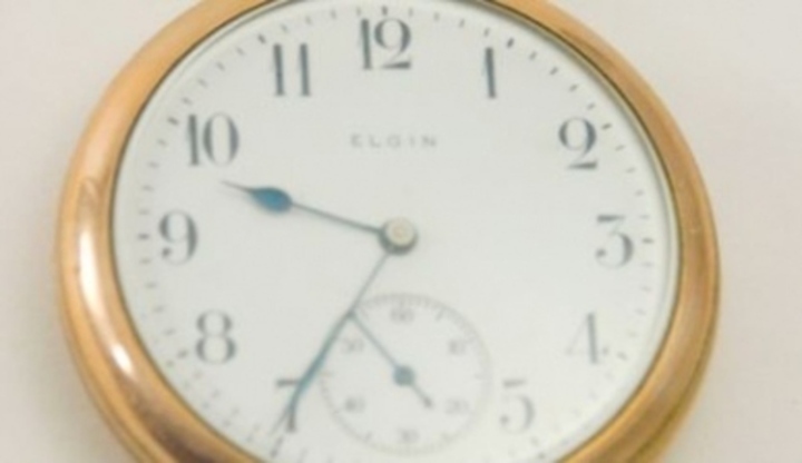 Hodiny - Chronos v řetězech Fotografie nástěnných hodin se zlatým rámem