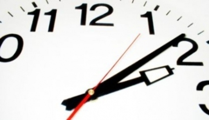 Časové rozdíly - buďte připraveni! Snímek zachycující hodinové ručičky